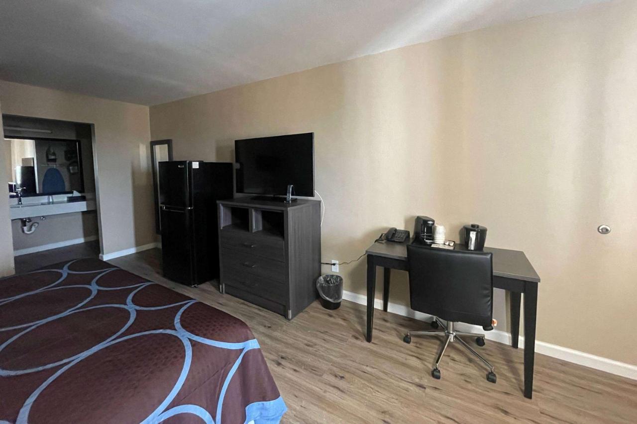 Super 8 By Wyndham Victoria - South - Hwy 59 Hotel Ngoại thất bức ảnh