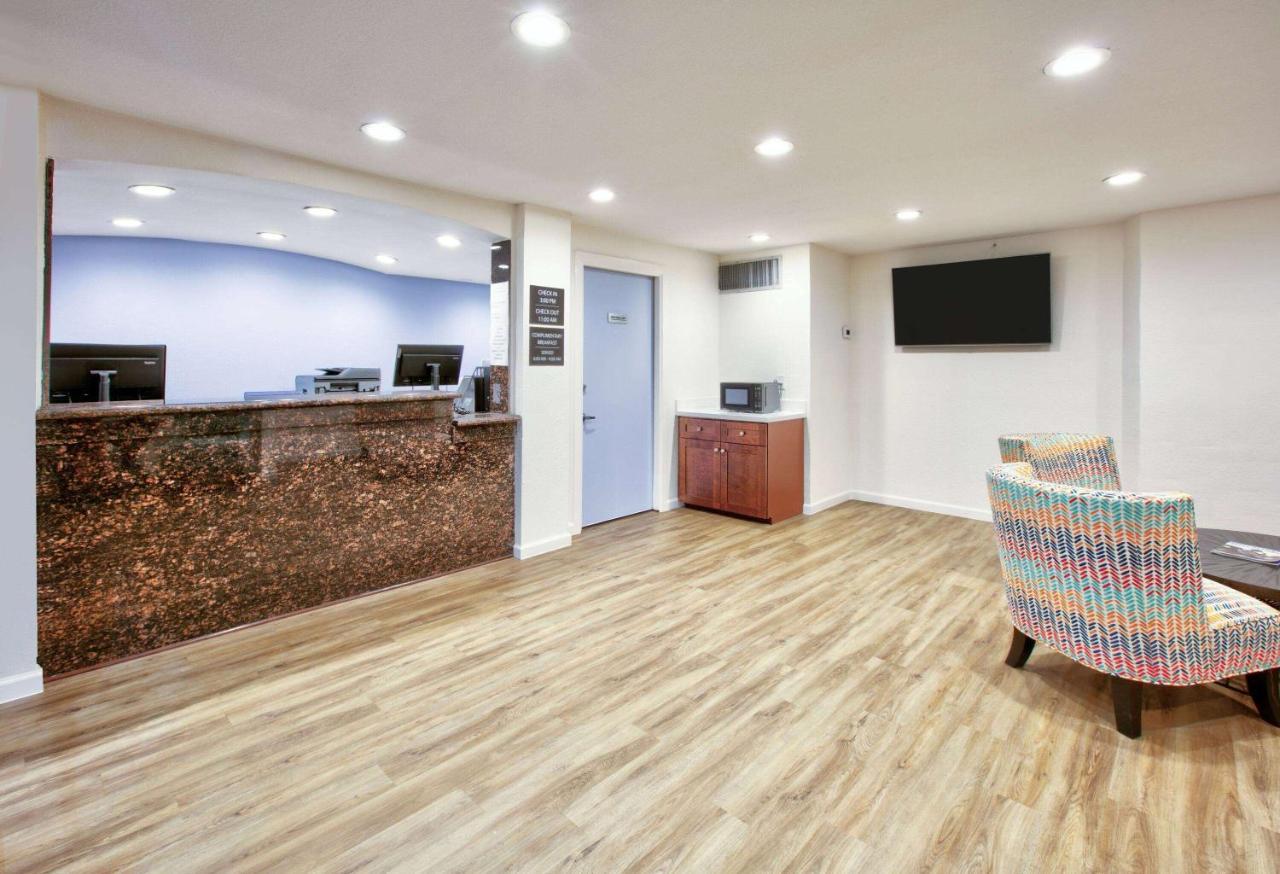 Super 8 By Wyndham Victoria - South - Hwy 59 Hotel Ngoại thất bức ảnh